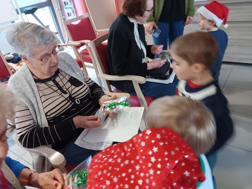 Les enfants de la Maternelle sont allés rendre visite aux personnes âgées